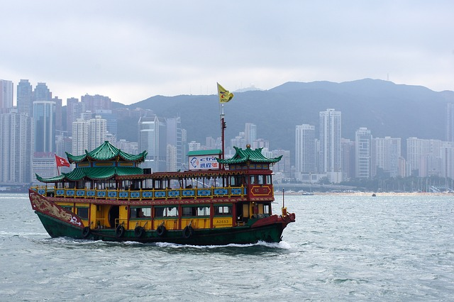 刚刚，澳门新推出两项人才引进计划！要跟香港抢这类人才！